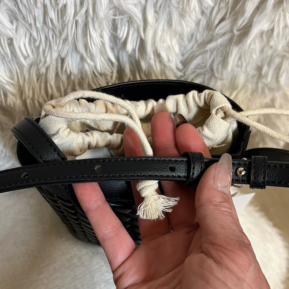 🖤🖤NWT- ADORABLE BLACK WOVEN BUCKET CROSSBODY W/ INTERIOR DRAWSTRING BAG🖤🖤 - Picture 12 of 14